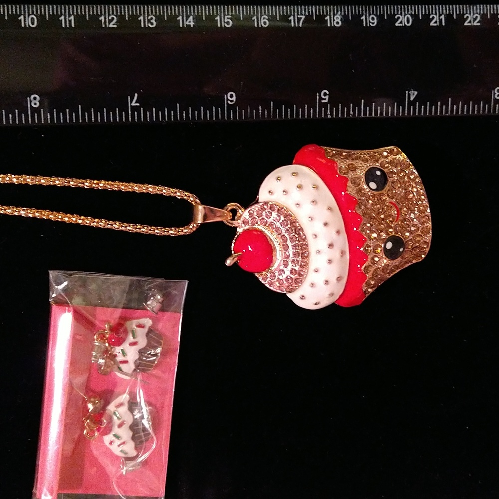 Cupcake Pendant with Cupcake Earrings